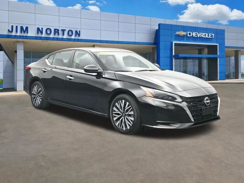 Used 2024 Nissan Altima 2.5 SV image 1