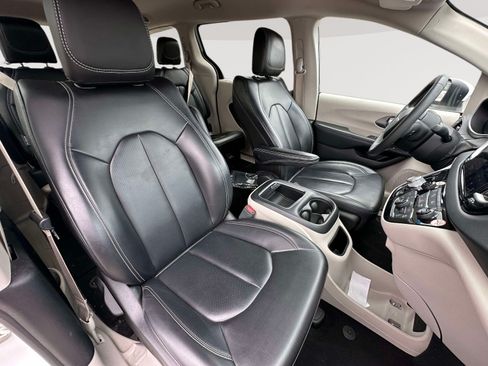 Used 2023 Chrysler Pacifica Touring-L FWD image 19