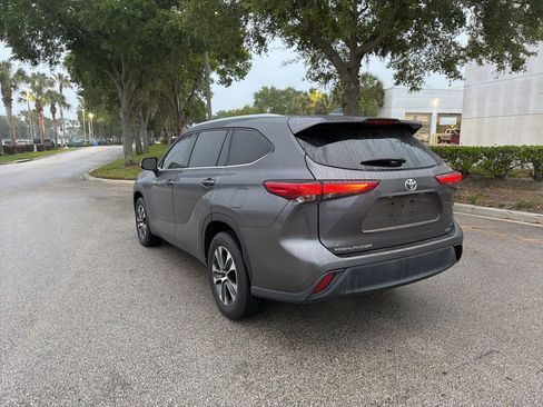 Used 2021 Toyota Highlander XLE FWD image 3