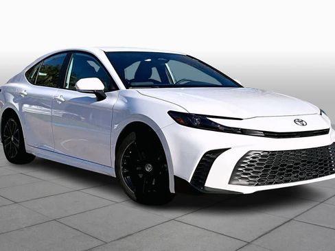 Used 2025 Toyota Camry SE image 3