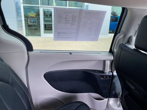 Used 2024 Chrysler Pacifica Touring-L FWD image 21