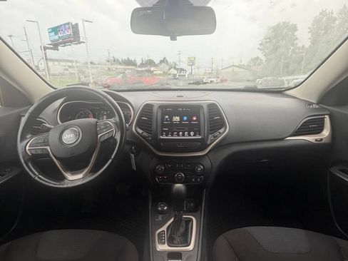 Used 2016 Jeep Cherokee Latitude w/ Cold Weather Group AWD/4WD image 14
