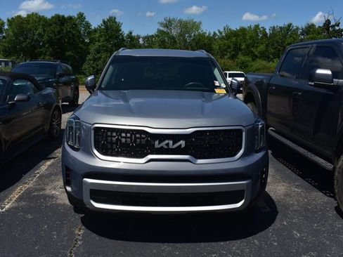 Used 2025 Kia Telluride EX w/ EX Captain's Chair Package FWD image 2
