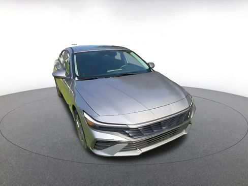 Used 2026 Hyundai Elantra Hybrid FWD image 3