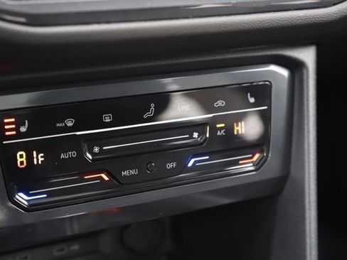 Used 2022 Volkswagen Tiguan SE w/ Panoramic Sunroof Package image 27