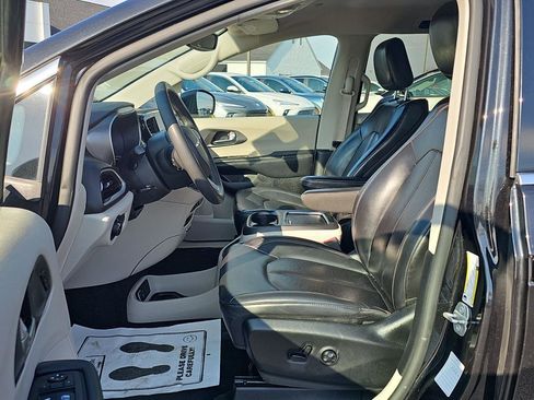Used 2023 Chrysler Pacifica Touring-L FWD image 11