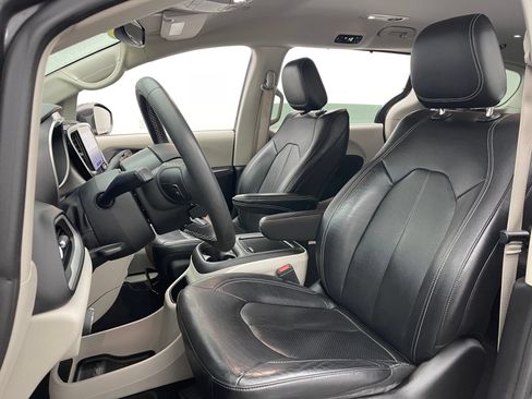 Used 2022 Chrysler Pacifica Touring-L FWD image 19