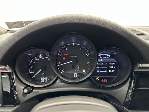 Certified 2025 Porsche Macan AWD/4WD image 24