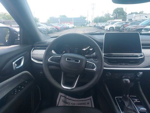 Used 2025 Jeep Compass Latitude AWD/4WD image 10
