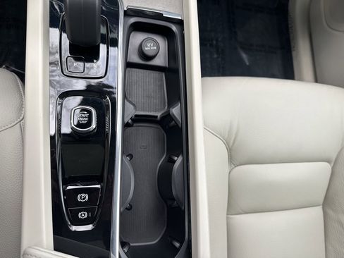 Used 2023 Volvo XC60 T8 Plus image 43