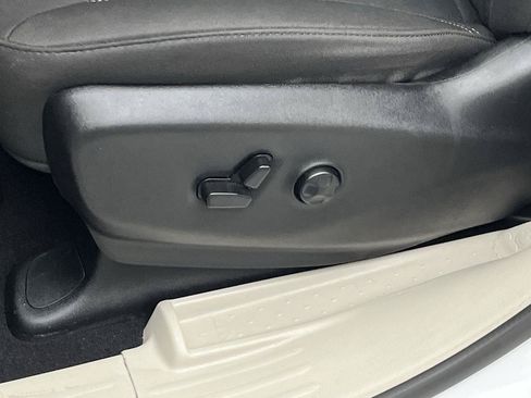 Used 2024 Chrysler Voyager LX FWD image 9
