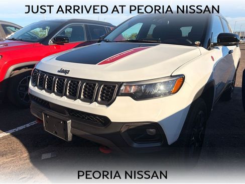 Used 2025 Jeep Compass Trailhawk AWD/4WD image 1
