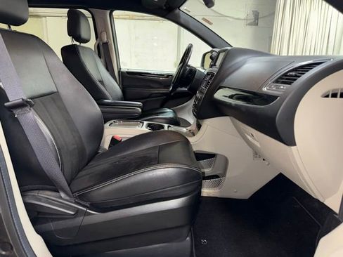 Used 2019 Dodge Grand Caravan SXT w/ Rear Park Assist Package FWD image 23