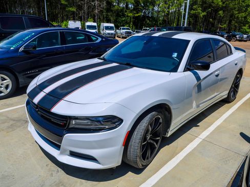 Used 2018 Dodge Charger SXT w/ Blacktop Package RWD image 1