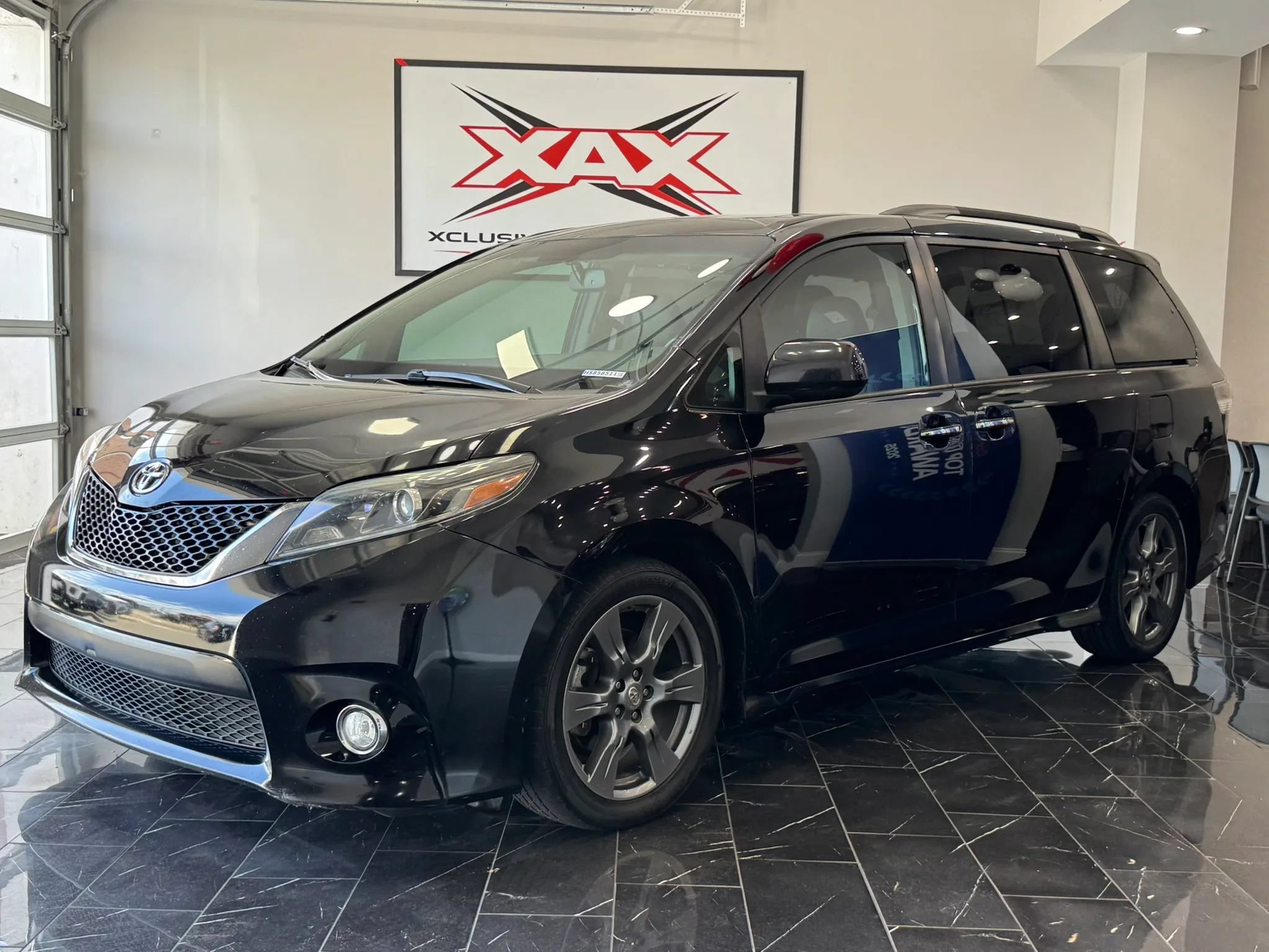 Used 2017 Toyota Sienna SE Premium FWD image 3