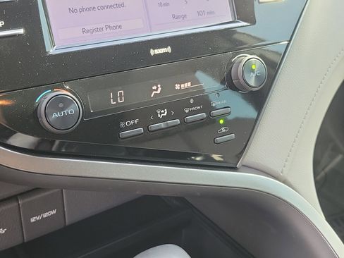 Used 2020 Toyota Camry SE image 21