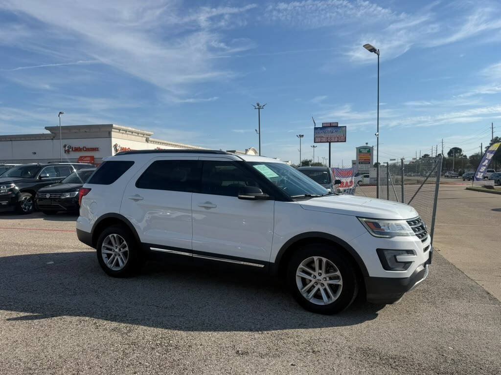 Used 2017 Ford Explorer XLT w/ Equipment Group 201A FWD image 8