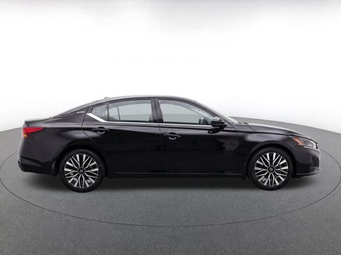 Used 2025 Nissan Altima 2.5 SV FWD image 8