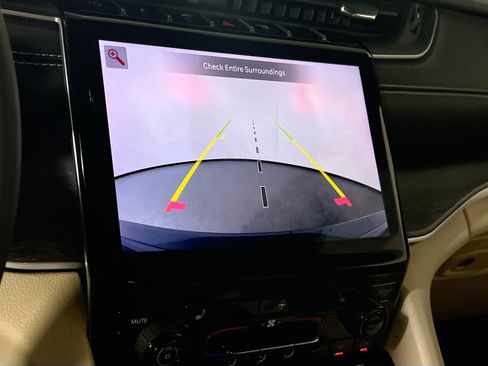 Used 2023 Jeep Grand Cherokee Limited w/ Black Appearance Package image 14