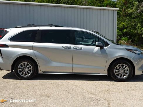 Used 2022 Toyota Sienna XLE FWD image 4
