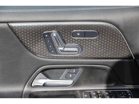 Used 2024 Mercedes-Benz GLB 250 4MATIC image 26