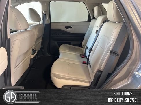 Used 2025 Nissan Pathfinder SL FWD image 25