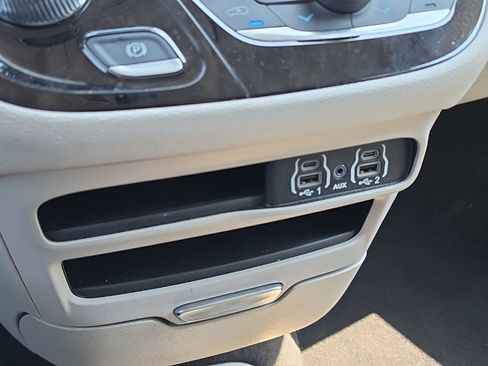 Used 2024 Chrysler Pacifica Limited FWD image 23