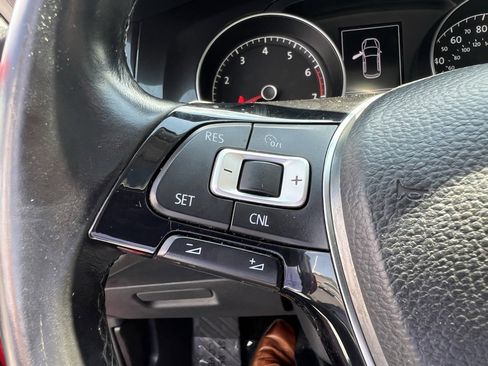 Used 2018 Volkswagen Golf SE image 32