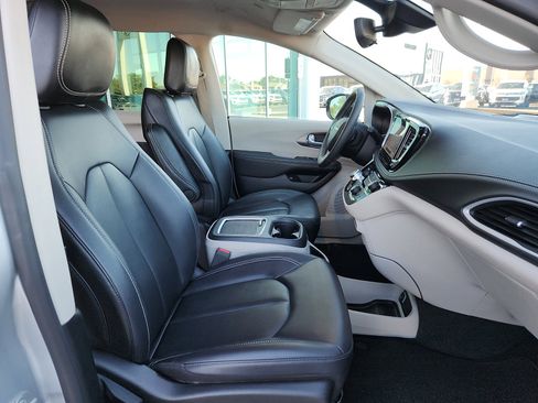 Used 2024 Chrysler Pacifica Select image 15