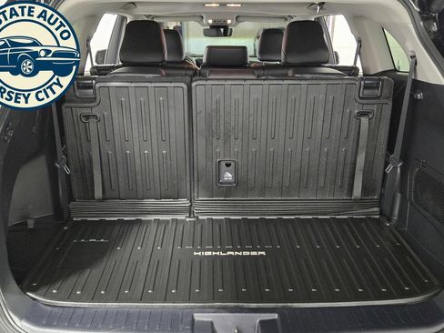 Used 2024 Toyota Highlander XLE AWD/4WD image 38