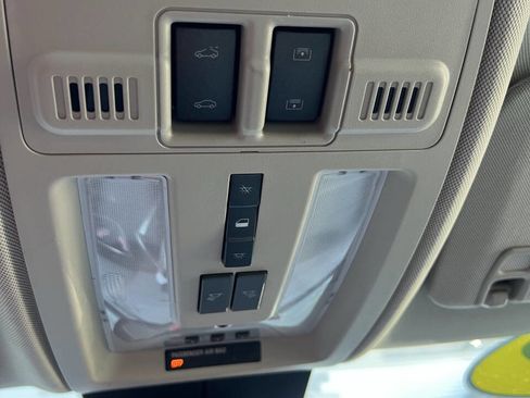 Used 2012 Cadillac SRX Luxury image 36