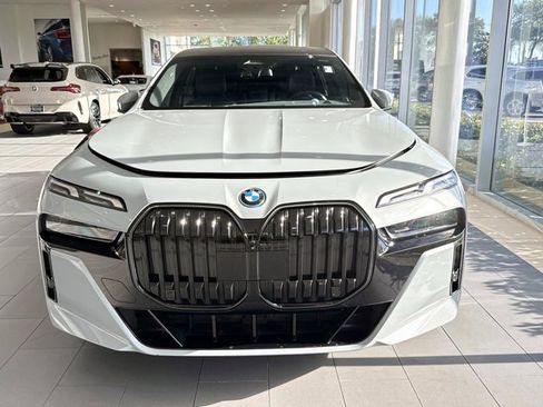 Used 2025 BMW i7 xDrive60 w/ Premium Package image 7