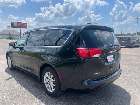 Used 2023 Chrysler Voyager LX FWD image 5