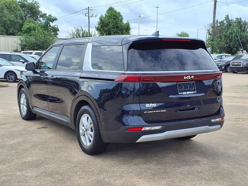 Used 2022 Kia Carnival LX FWD image 2