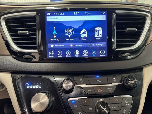 Used 2018 Chrysler Pacifica Touring-L Plus FWD image 19