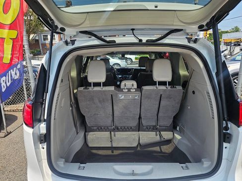 Used 2018 Chrysler Pacifica Touring-L FWD image 8