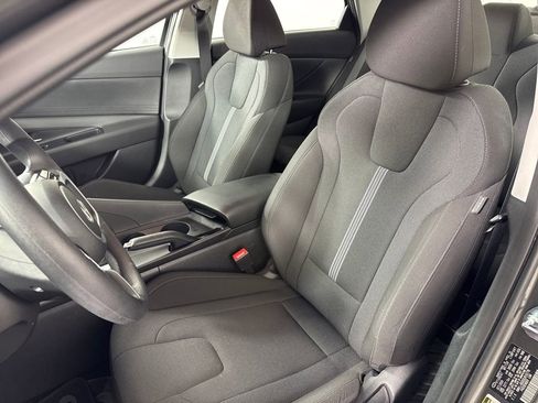 Certified 2025 Hyundai Elantra SE image 9