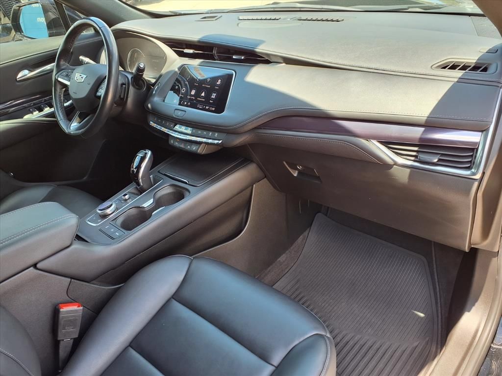Used 2023 Cadillac XT4 Luxury w/ Cold Weather Package FWD image 8