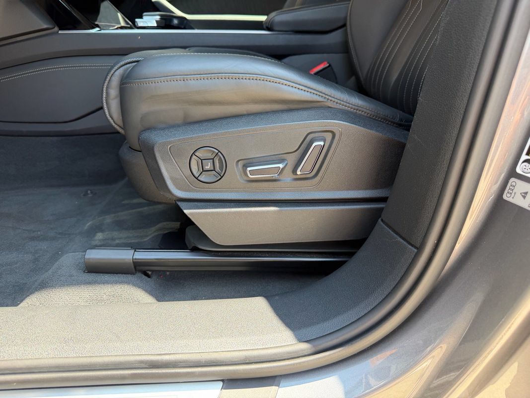 Used 2019 Audi e-tron Prestige w/ Prestige Package AWD/4WD image 36