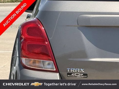 Used 2022 Chevrolet Trax LT w/ LT Convenience Package FWD image 9