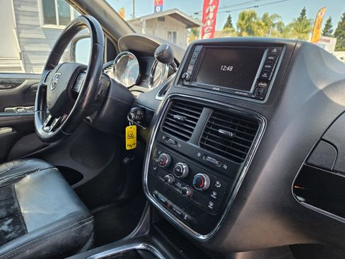 Used 2018 Dodge Grand Caravan SXT w/ Blacktop Package FWD image 14