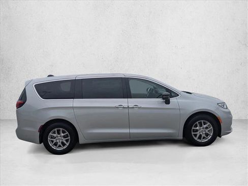 Used 2024 Chrysler Pacifica Touring-L FWD image 4