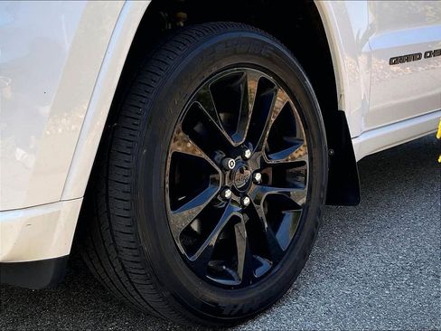 Used 2018 Jeep Grand Cherokee Altitude AWD/4WD image 7