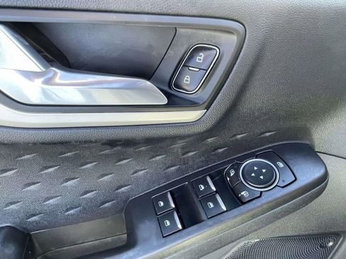 Used 2020 Ford Escape SE image 19