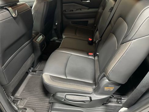 Used 2024 Nissan Pathfinder SL AWD/4WD image 39