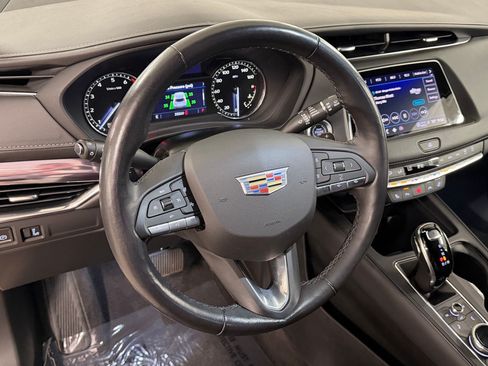 Used 2022 Cadillac XT4 Luxury w/ Cold Weather Package FWD image 4