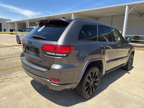 Used 2018 Jeep Grand Cherokee Altitude RWD image 4