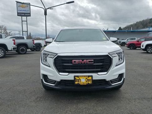 Used 2024 GMC Terrain SLE image 2