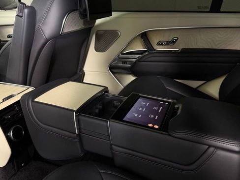 Used 2024 Land Rover Range Rover Long Wheelbase Autobiography image 30
