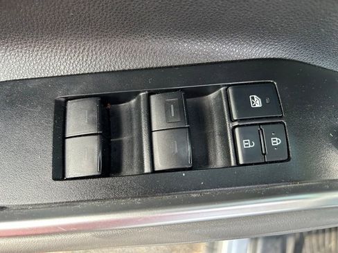 Used 2021 Toyota Highlander XLE FWD image 18